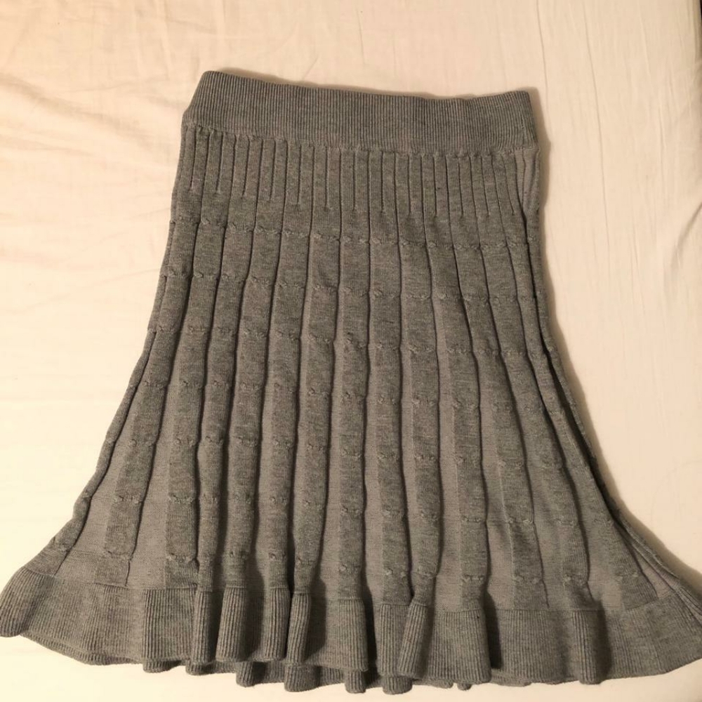 Gray knit bee sweater. flared ribbed short skirt